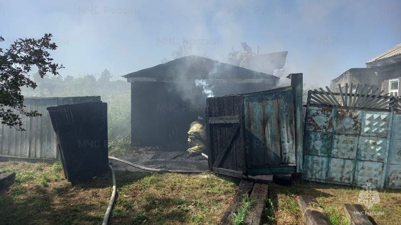 В Завитинске маленькие дети, играясь, сожгли гараж у дома - 2x2.su картинка 4